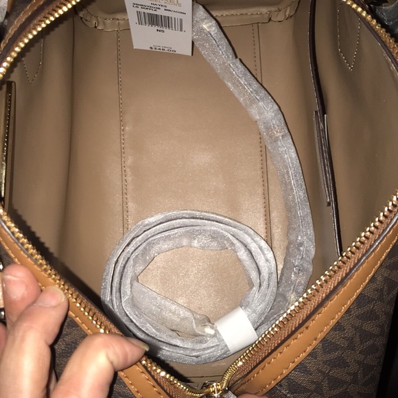 🔥🔥SOLD!!!🔥🔥🌟🌟AUTHENTIC MICHAEL KORS SET! - Picture 3 of 5